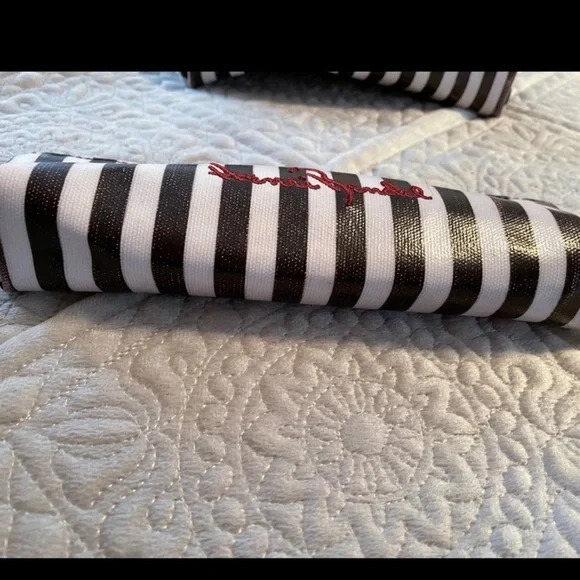 HENRI BENDEL MAKEUP CASE - Picture 3 of 3